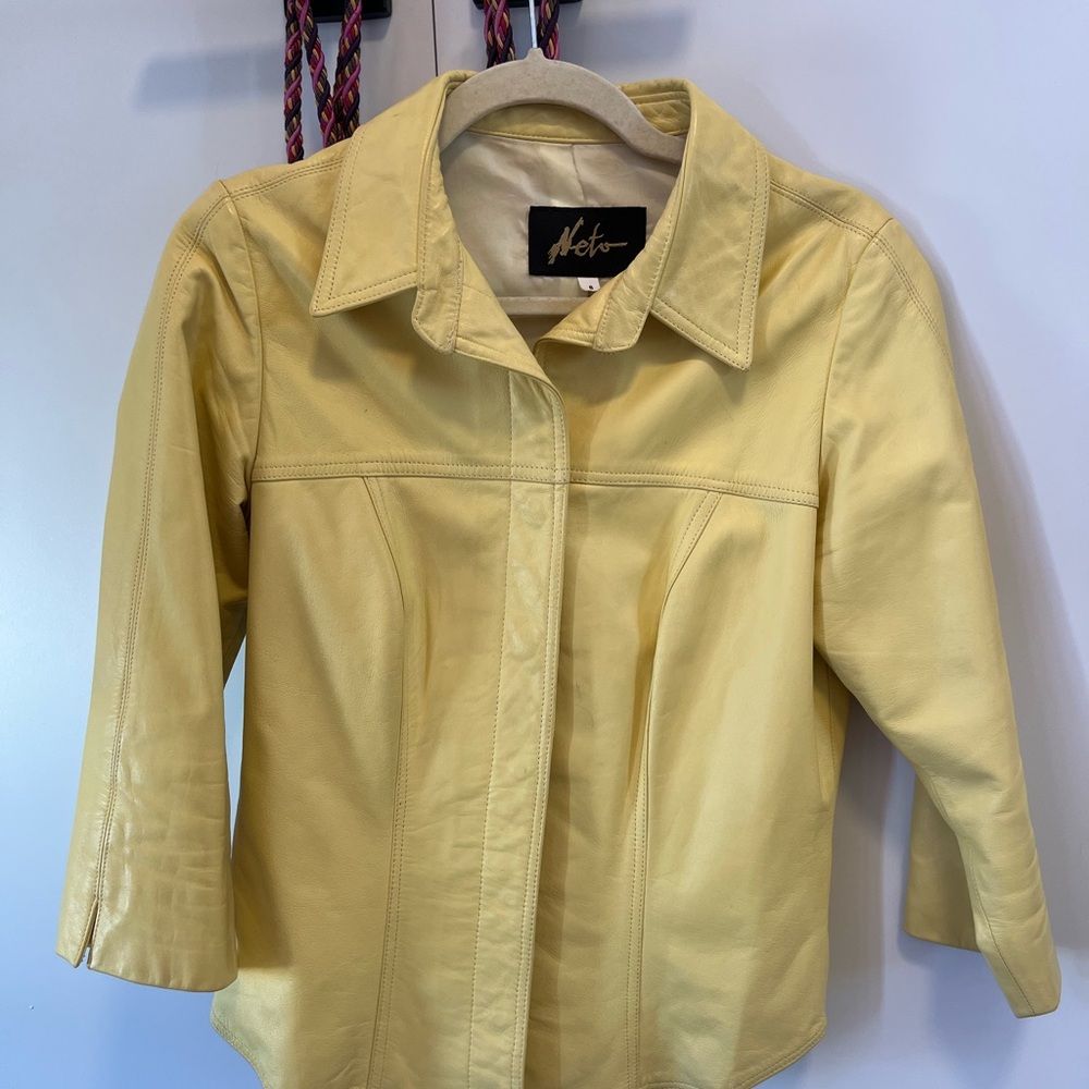 Vintage Yellow Leather Jacket with Classic Collar and Seam Details